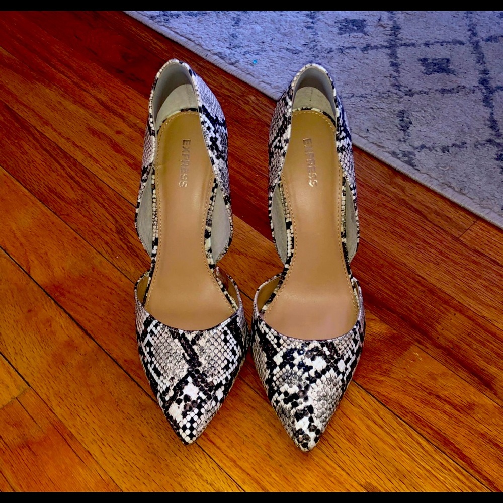 Snake skin pointy toe heel